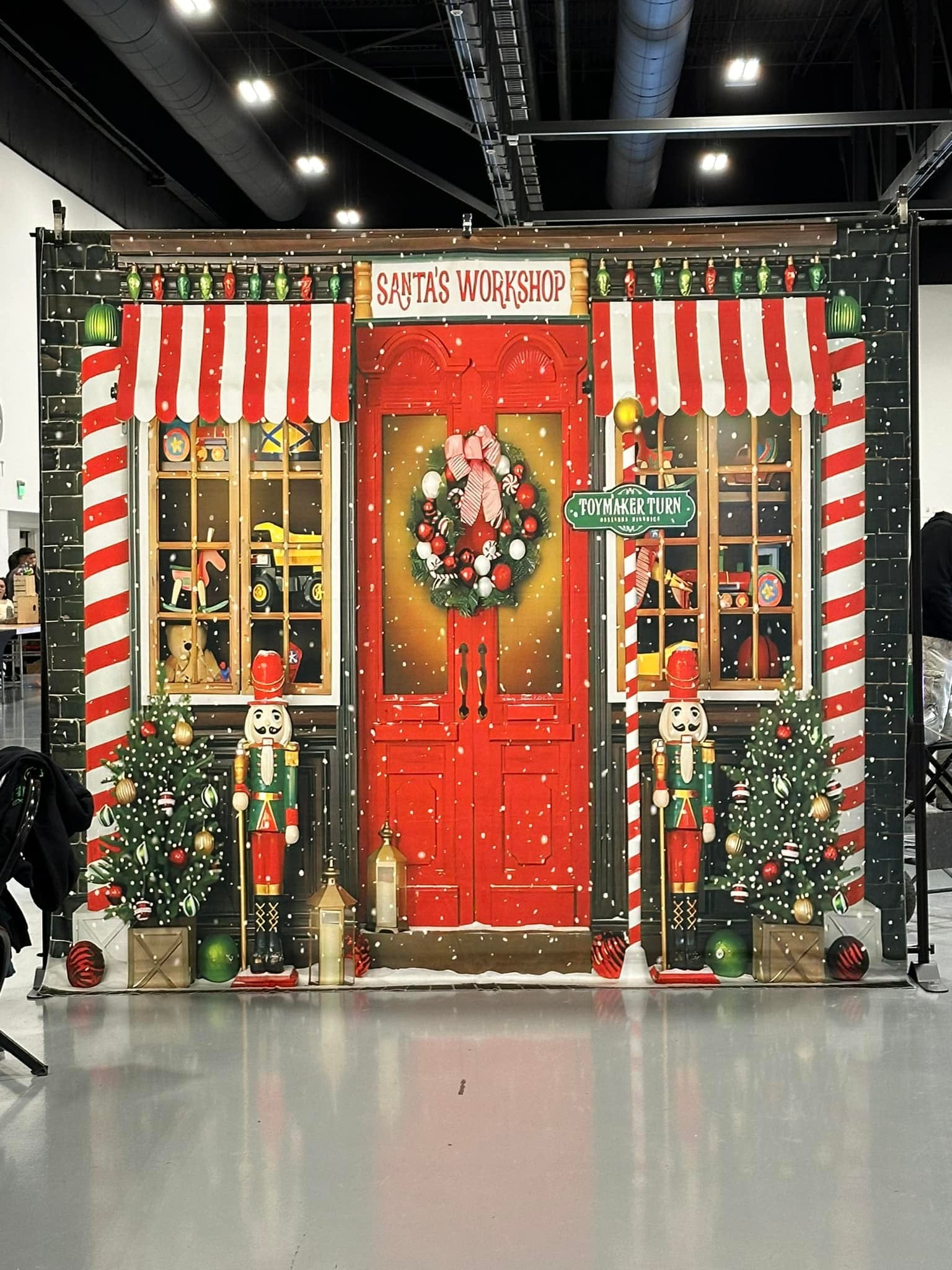 Santa's Workshop Nutcracker Christmas Backdrop UK M6-93